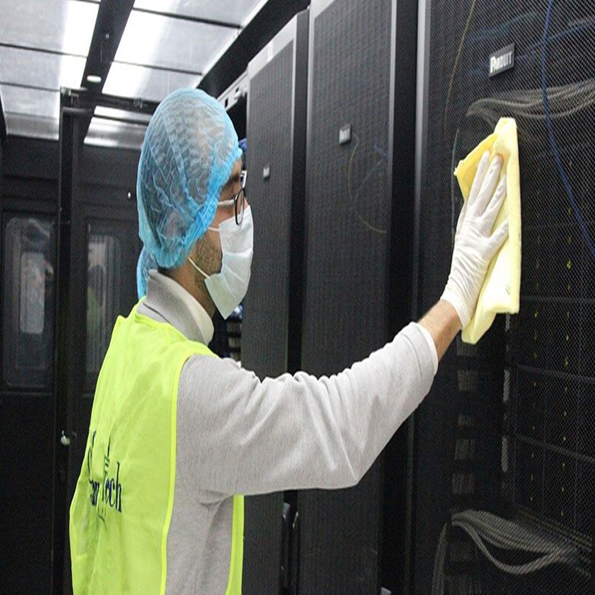 wiping-down-data-center-cabinet